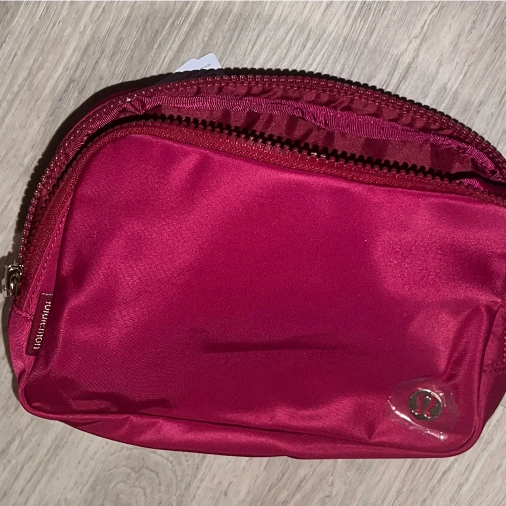 NWT Lululemon 2L Crossbody Belt Bag Rumble Berry Gold Hardware - Picture 4 of 8